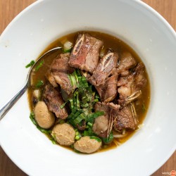 ก๋วยเตี๋ยวเนื้อติดซี่โครง Beef Rib Noodle ก๋วยเตี๋ยวเนื้อติดซี่โครง Beef Rib Noodle
